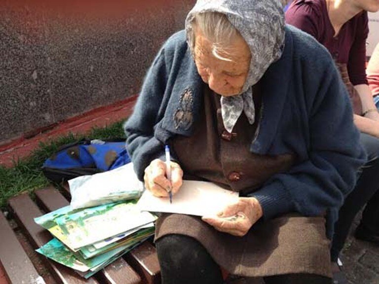 Бабушка пришла в школу. Старушка с письмом. Бабушка пишет письмо. Пожилой человек пишет. Письмо бабушке.