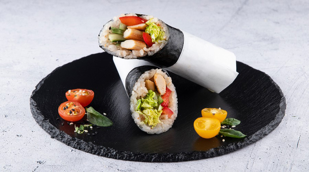 Суширрито с курицей. Ролл суширрито. Суширрито с лососем. Суширрито. Суширито с крабовым мясом.