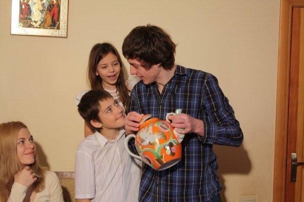 Это мои дети дурачатся - лет, наверное, 10 назад)