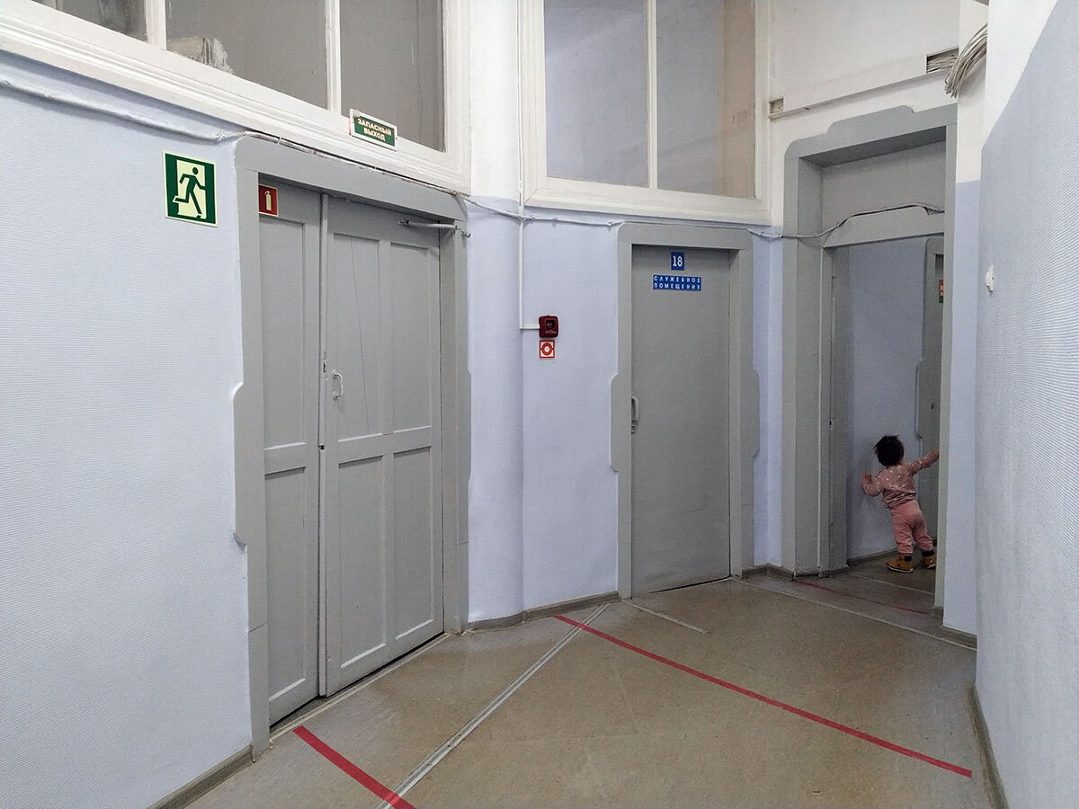 В коридорах детской поликлиники веет детсвом