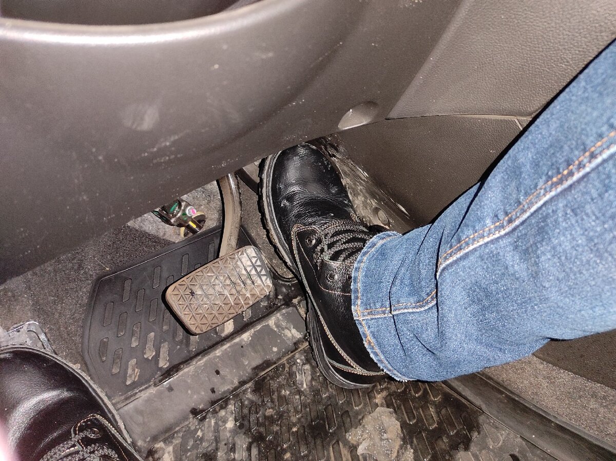 Два раза быстро нажав на педаль, вы можете сбросить передачу вниз, что позволит вам лучше раскрутить мотор