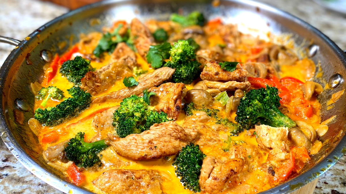 Куриная грудка в сливочном соусе на сковороде. Рецепты в гостях у Вани