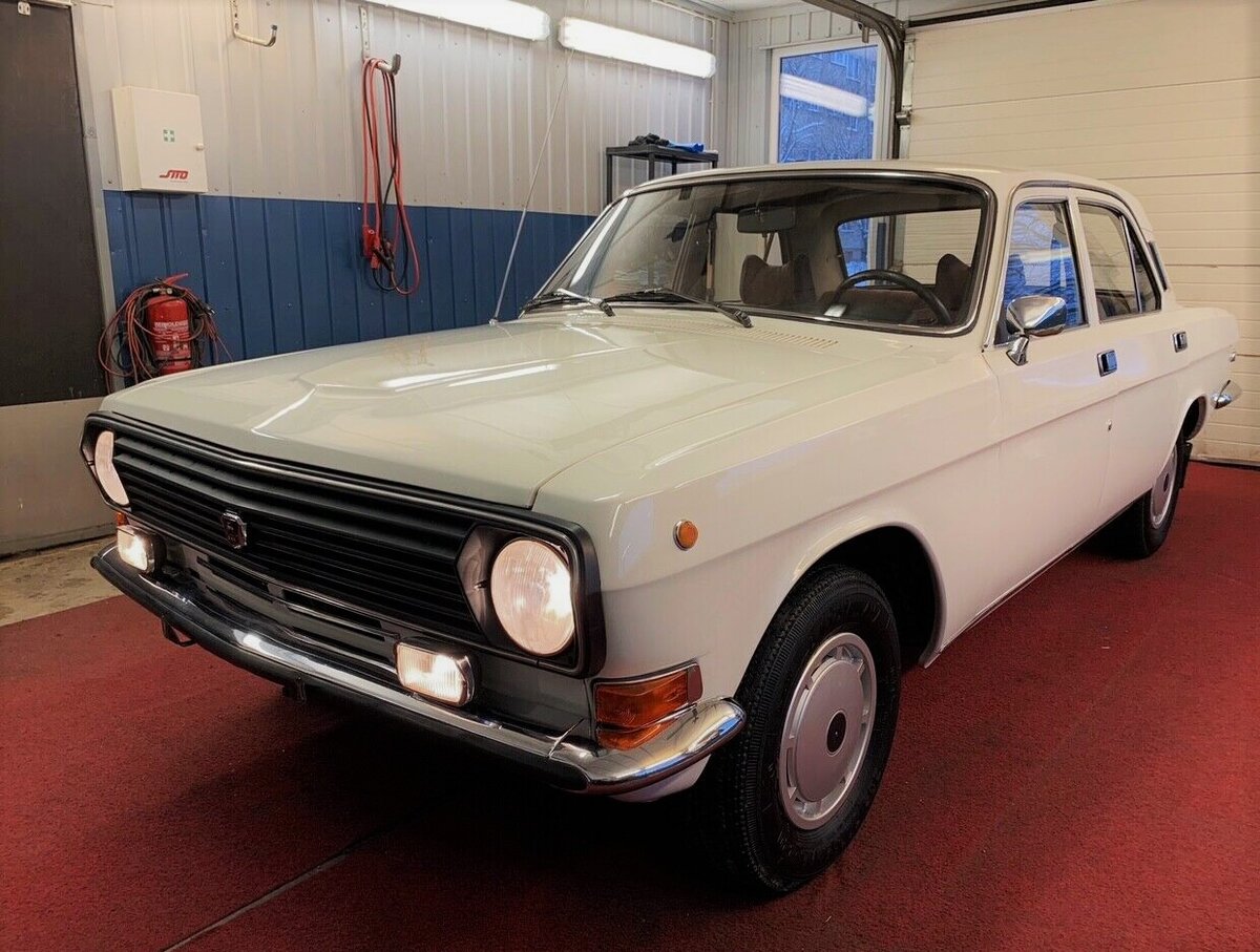 Переходная ГАЗ-2410 с длинным глушителем. Пластмассовый мир победил. 