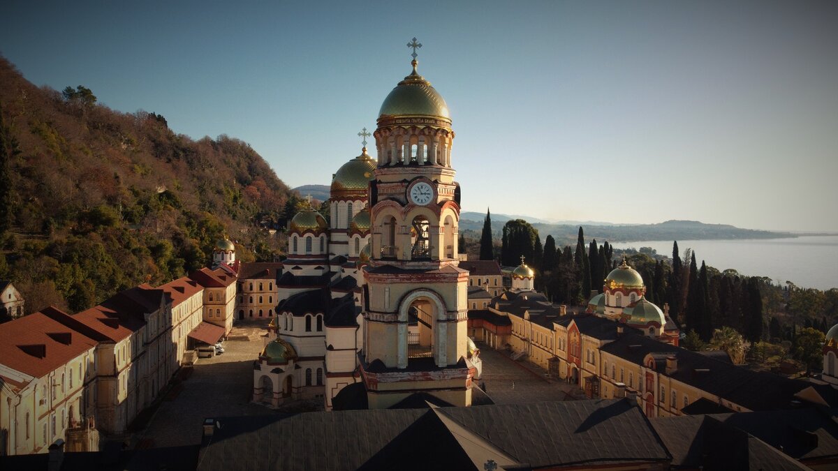 Вид на Новоафонский монастырь с квадрокоптера