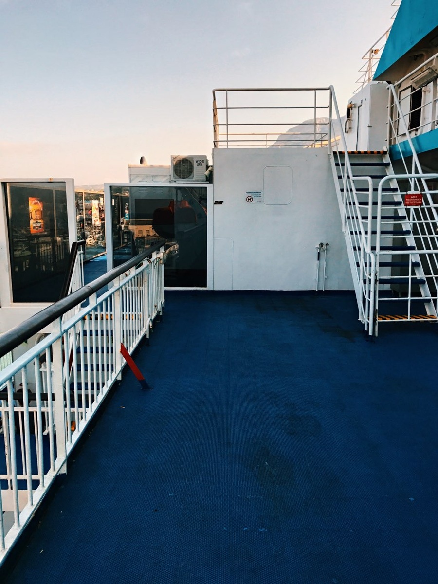 Такая палуба, вдали дверь к бассейнам 