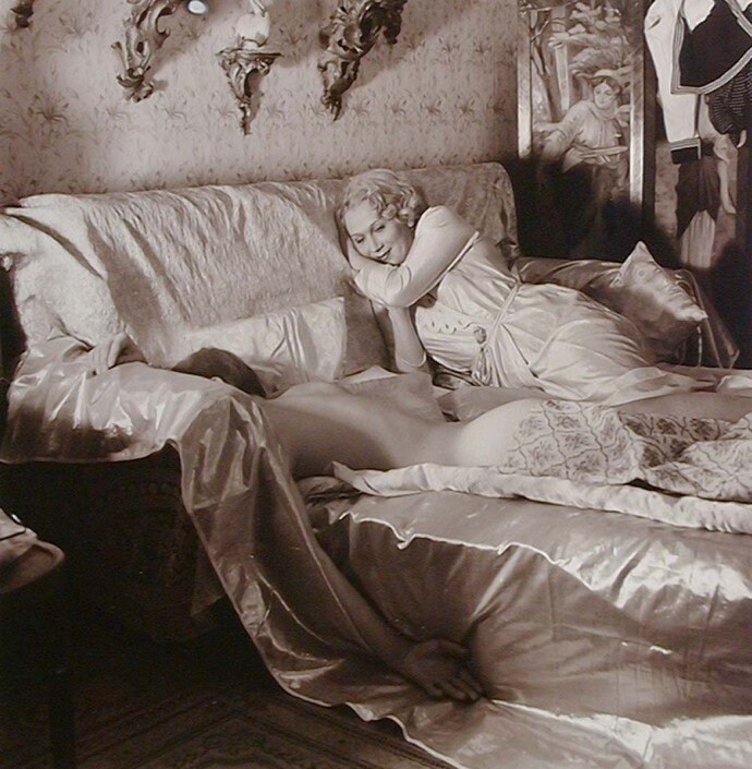 Любовь Орлова построила дачу, "как у Чаплина". Участок подарил сам Отец Народов. Фото: Влад Мамышев-Монро, (воссозданный интерьер дачи, в роли Орловой - сам фотограф. Кто в роли Александрова, увы, неизвестно) https://vmmf.org/