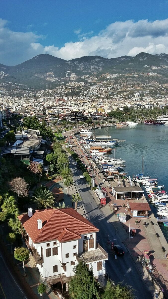 Порт Аланьи с высоты башни Кызыл Куле