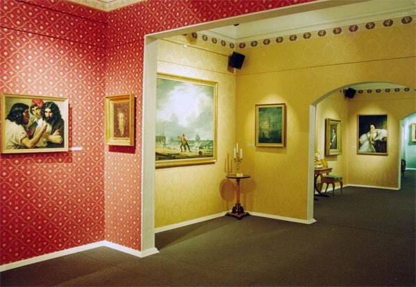 В галерее внутри дома Нащокина