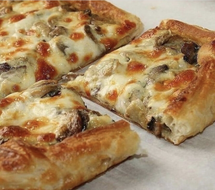 🔹ИНГРЕДИЕНТЫ: ⠀
- Тесто слоеное дрожжевое 250 гр
- Грибы 200 гр
- Лук репчатый 1 шт
- Сыр плавленный 100 гр
- Сыр Твердый 150 гр.
⠀⠀⠀
⠀⠀
👩‍🍳ГОТОВИМ:
⠀
Грибы обжарить с луком, добавляем плавленный сыр, специи, перемешать
Тесто раскатать, сделать небольшие бортики, выложить начинку. Сверху посыпать тёртым сыром. Края смазываем взбитым яйцом
Через 5 минут ставим в разогретую духовку, выпекать при 180*-15 минут.
⠀⠀⠀⠀⠀⠀⠀⠀⠀⠀⠀⠀⠀⠀⠀⠀⠀⠀⠀
Приятного аппетита, ставь лайк как награда за нашу работу❤