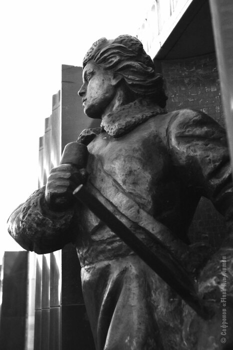 Скульптура партизански на станции "Бауманская", фото отсюда: https://flash-a.livejournal.com/297019.html