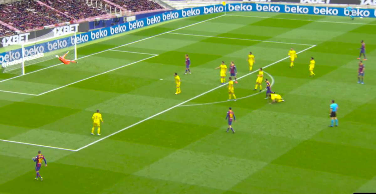 Момент удара Лео Месси из-за пределов штрафной