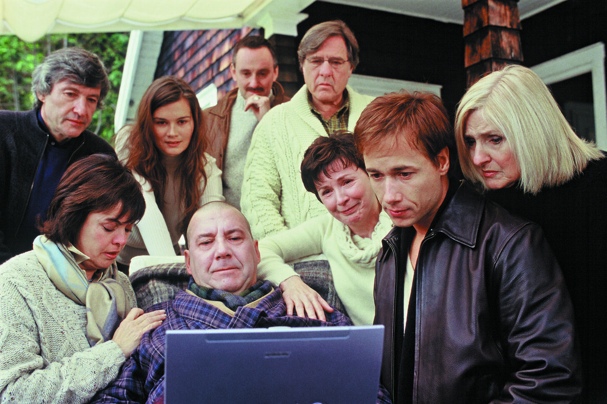Кадр из фильма "Нашествие варваров", 2003 г.