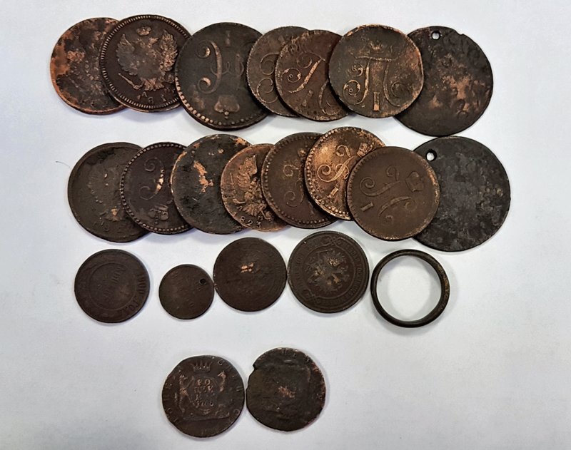 Герои истории - классические горелики, более половины из этих монет годны только на сдачу в цветмет, огонь не пощадил даже серебряные монеты.