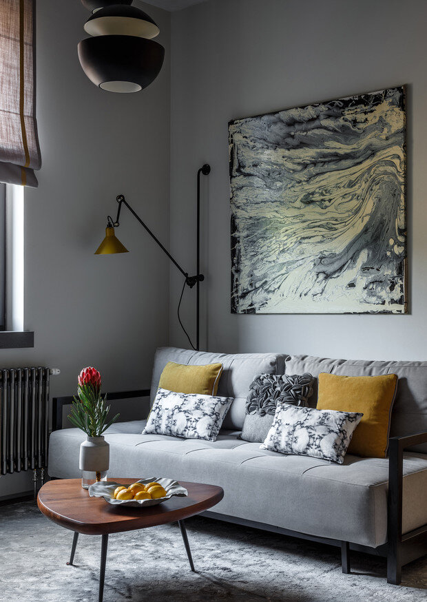 Гостиная. Диван, Innovation Living. Светильники, Lampe Gras. Ковер, Design Carpets. На стене — работа Кирилла Басалаева, галерея ArtBrut Moscow. Декоративные подушки, Design Boom. Краска для стен, Little Greene. ФОТО МИХАИЛ ЛОСКУТОВ. СТИЛЬ ДАША СОБОЛЕВА