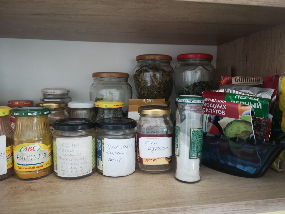 После того, как перебрала, столько баночек осталось. А было до края все заставлено. В высокой баночке из-под каперсов у меня соль. Оказалось, что мне удобно таким форматом пользоваться