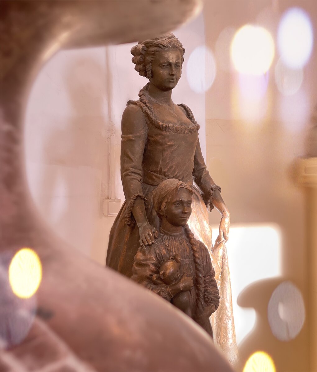 Памятник Марии Федоровне, вдовствующей императрице, благодаря которой больница Марии  Магдалины начала своё существование