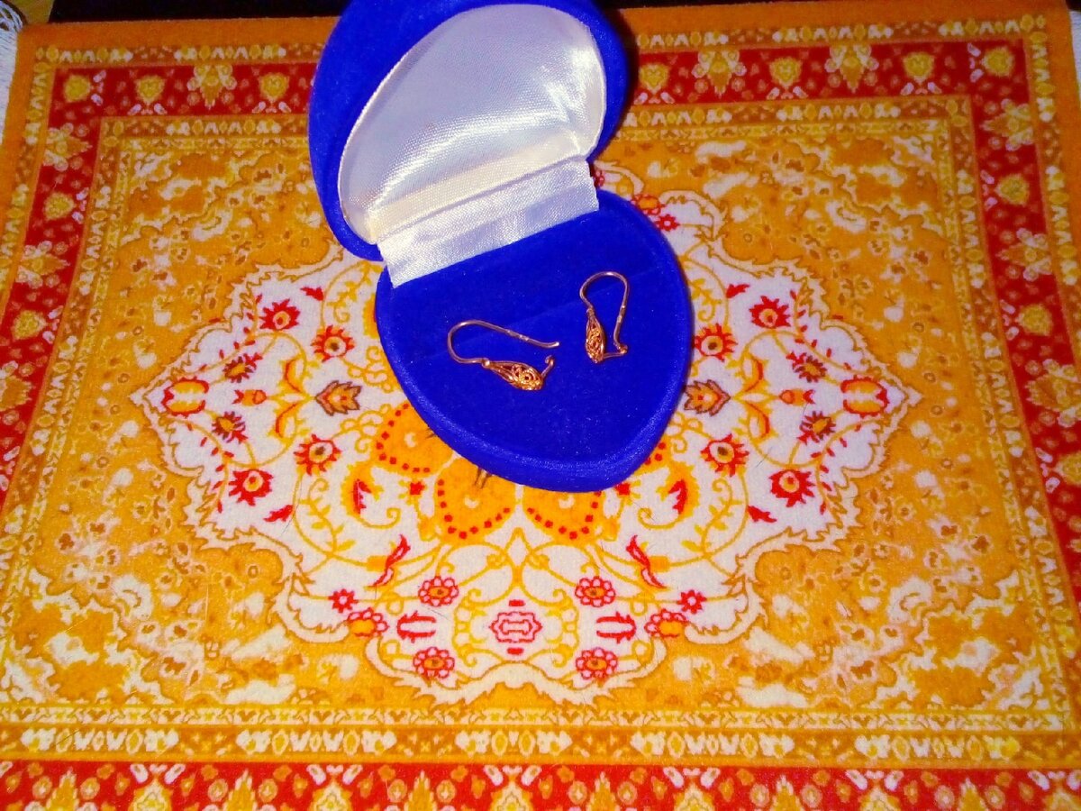 золотые серёжки в бархатной коробке