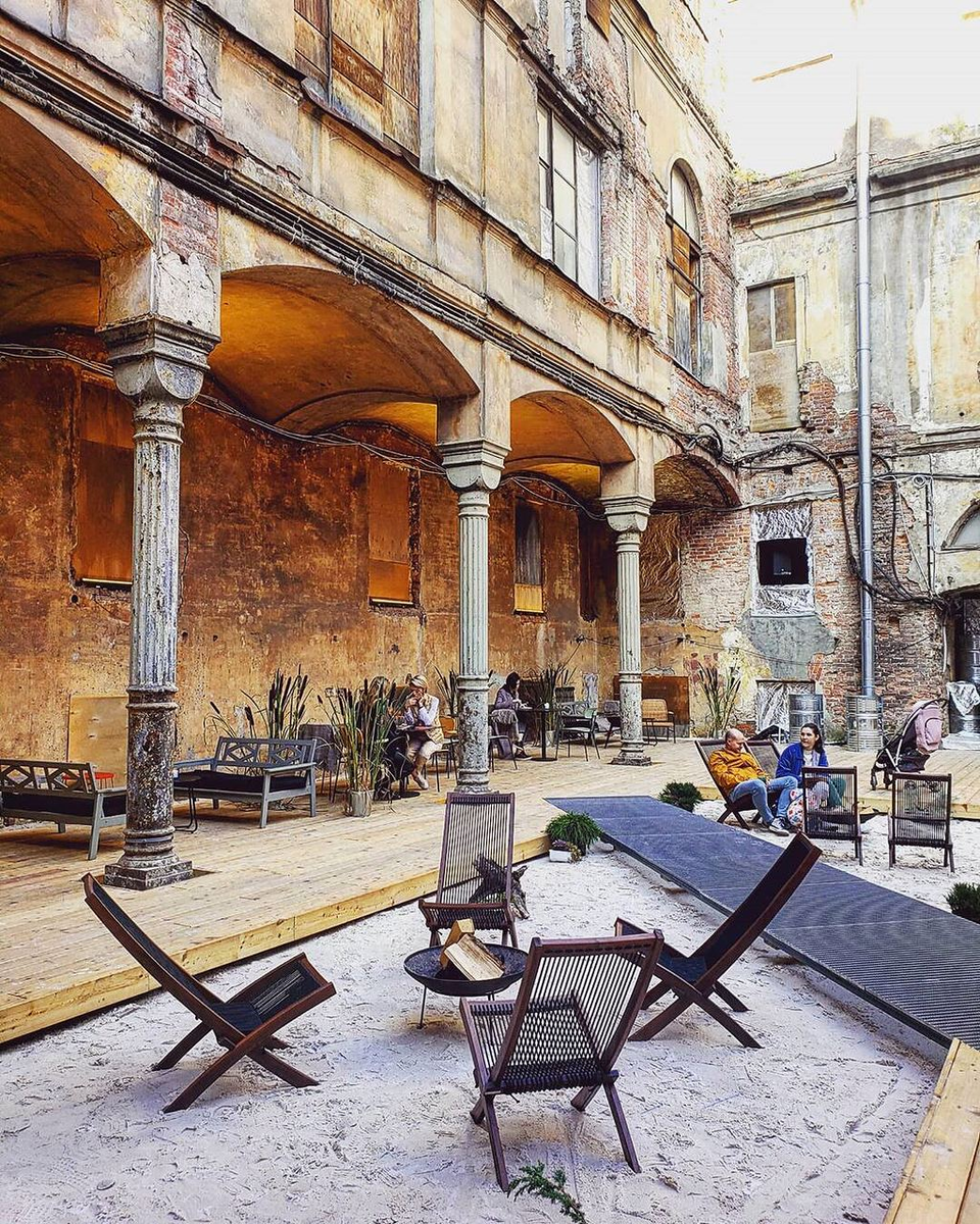 Во дворе дома Лопухиных-Нарышкиных на Литейном проспекте, 62.