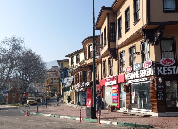 На улице весна, но вот народу не очень много... 