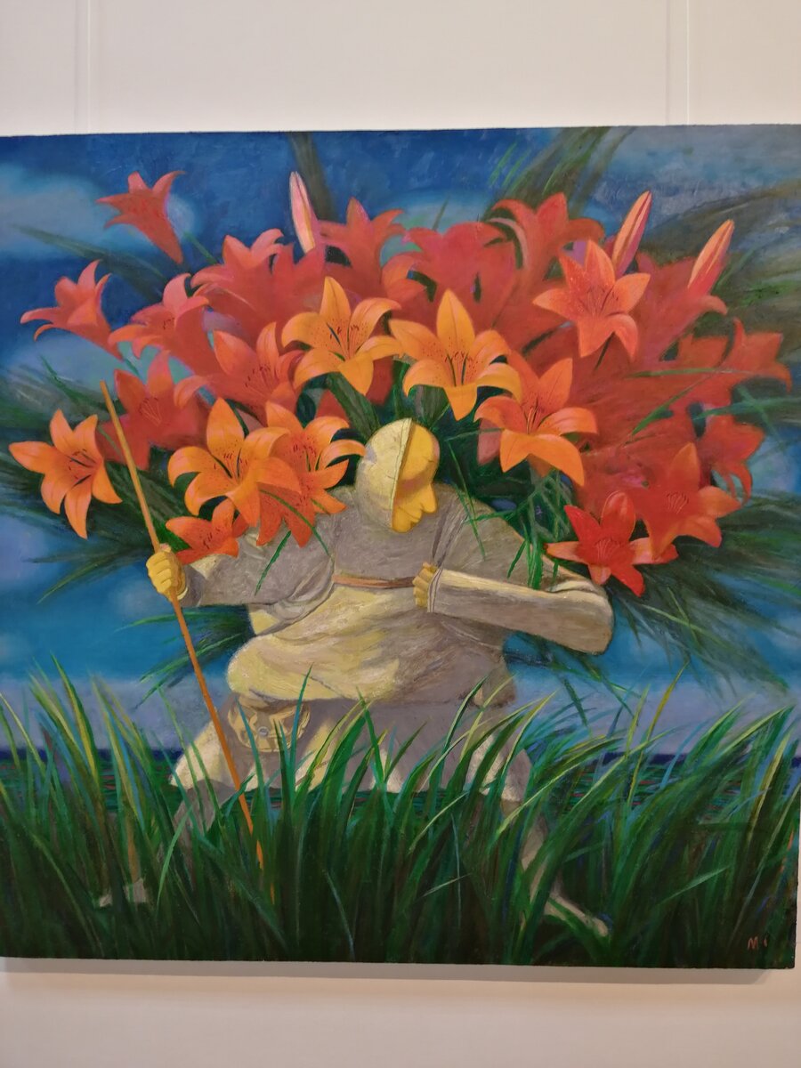 Картина "Букет для любимой". Цветы - сардааны, вид лилии даурской, очень популярные цветы в Якутии. Названия большинства картин я не знаю, потому без подписей. Стиль художника М. Старостина (р.1959г.)  довольно своеобразный, но узнаваемый, пронизан этнической спецификой. Фото сделаны в галерее Национального художественного музея Якутии.