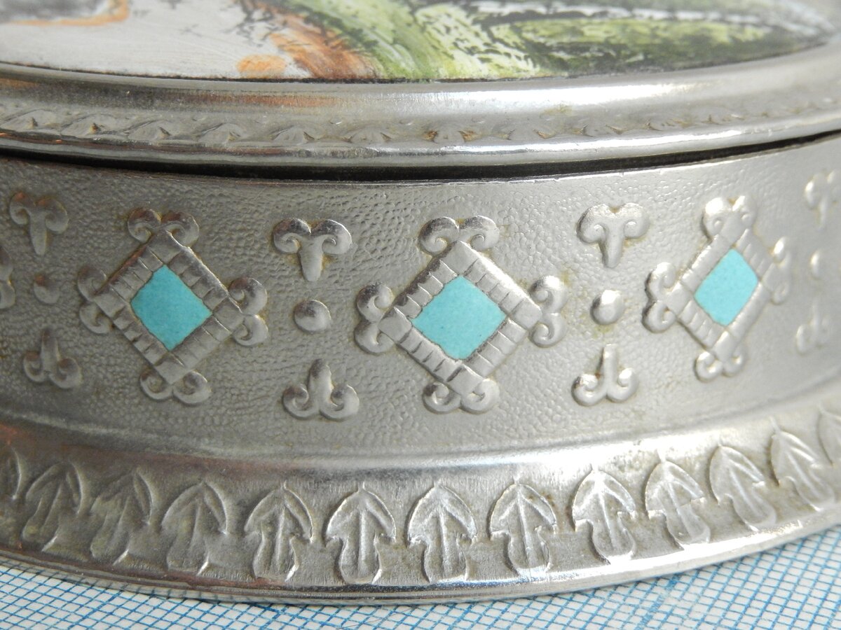 Голубые вставки из эмали