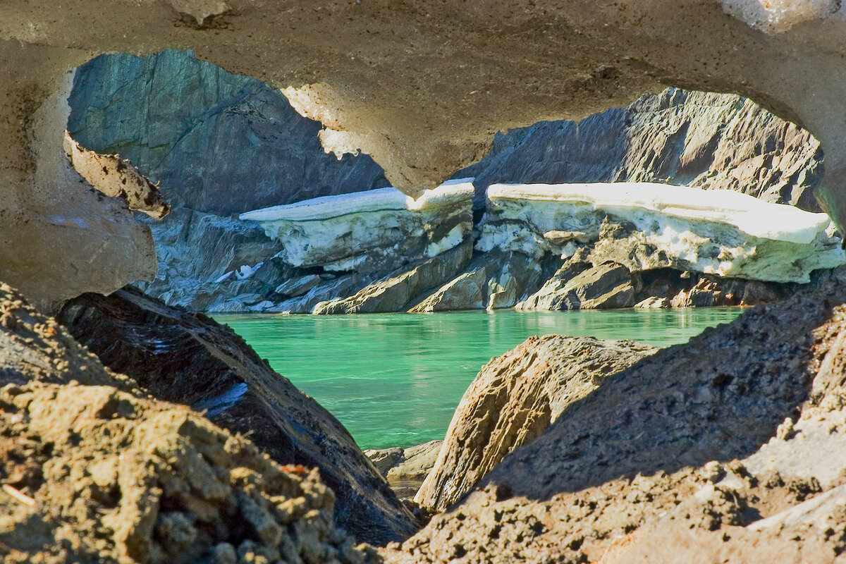"Сердце Алтая!" Лёд на весенней Катуни иногда показывает завораживающие картины. Когда я увидел это сердце, сделанное Природой, рука сама потянулась за фотоаппаратом...