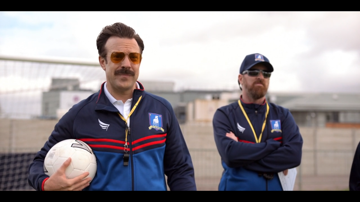 Ну, прямо-таки Фредди Меркьюри с мячом