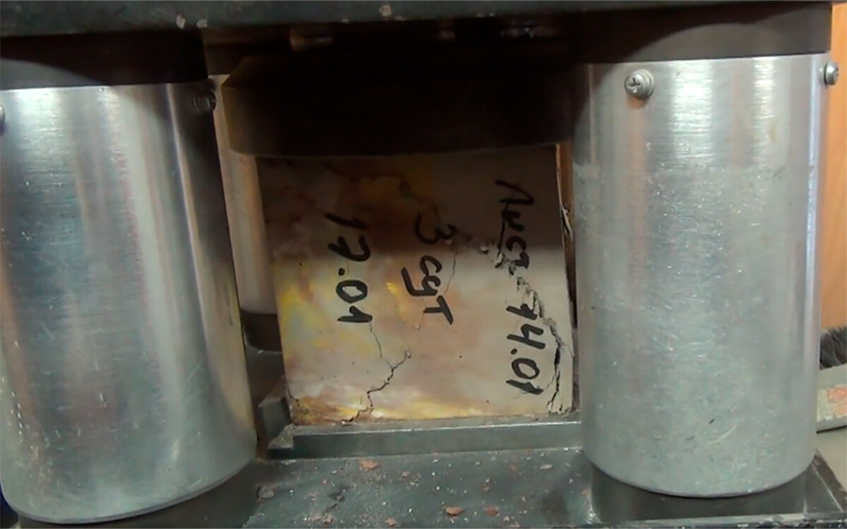 Разрушенный образец бетона на лабораторных испытаниях на прочность.