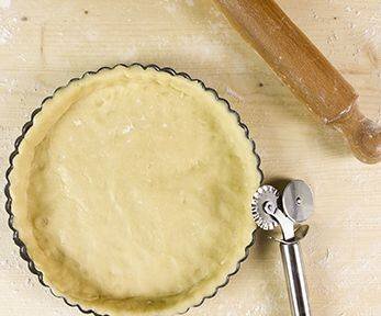 В качестве альтернативного рецепта вы можете приготовить песочное тесто, заменив сливочное масло оливковым маслом первого холодного отжима, чтобы получить вкусное и идеально перемешанное тесто с солеными ингредиентами. 

Если вы хотите попробовать и этот рецепт , вам потребуется: 250 г муки;  200 г оливкового масла первого холодного отжима;  50 мл холодной воды;  соль. 

Сначала в миске просеиваем муку с чайной ложкой соли, добавляем немного масла и начинаем перемешивать вилкой.  Перелейте смесь на слегка посыпанную мукой доску для теста и закончите замешивать руками.  После того, как вы сформируете гладкий и однородный шар, вы получите тесто, которое раскатывается скалкой и запекается в духовке с восхитительной начинкой.  Фактически, поскольку он не содержит масла, он не требует перерыва в холодильнике.  Если вы хотите приготовить более деревенский пирог, вы можете приготовить пикантный пирог с песочным тестом без масла, используя муку из непросеянной муки.