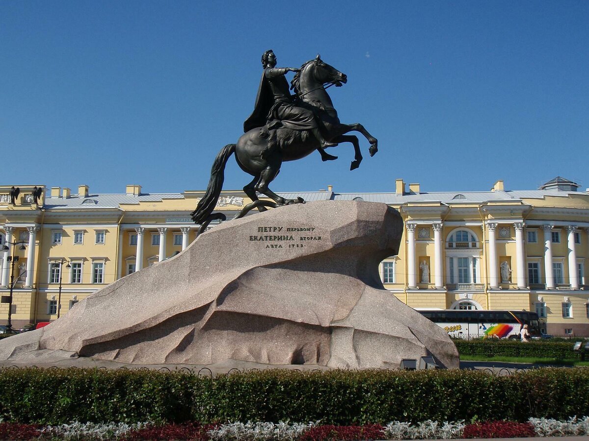 Памятник Петру I на Сенатской площади в Санкт-Петербурге.