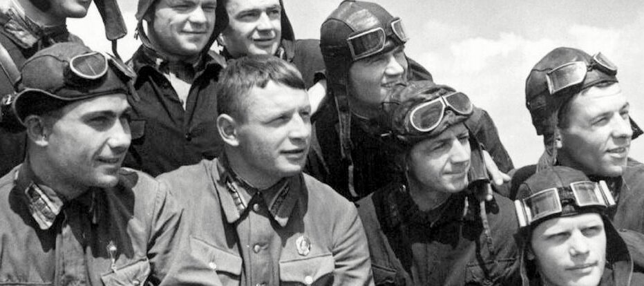 Старший лейтенант П.В. Рычагов вместе с летчиками на аэродроме. 1936 год.