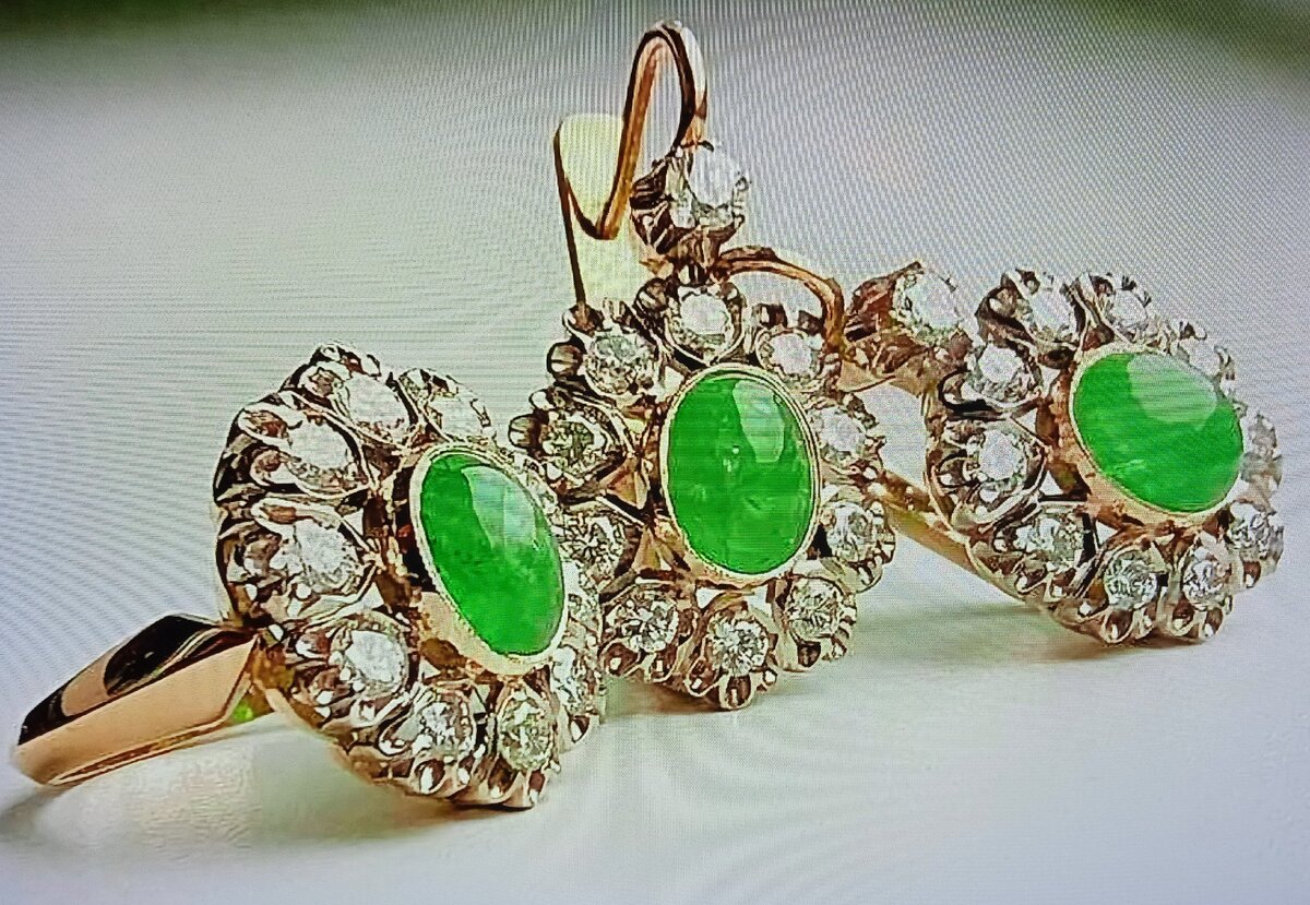 Хозяйка сети ювелирных магазинов.