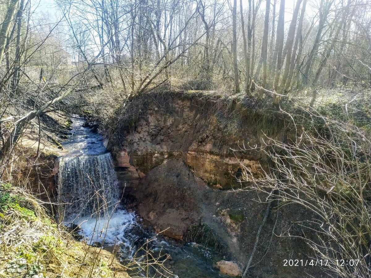 Прекрасное зрелище. Летом он скромнее, сейчас после паводков шумный и многоводный. 