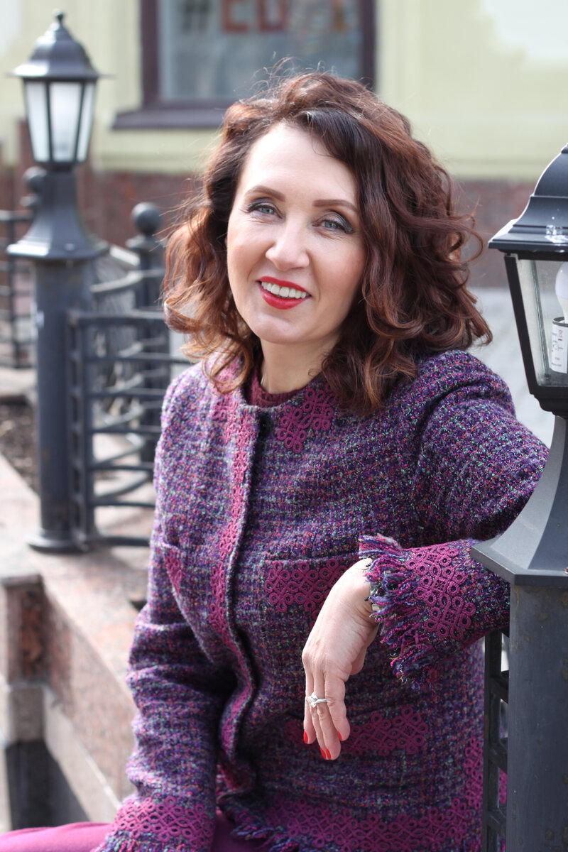 Лиза Питеркина - популяризатор психологии, член Союза профессиональных литераторов России, теле- и радиоведущая, топовый блогер Сноб.ру, автор более 10 книг о психологии отношений, консультант по проблемам отношений мужчин и женщин