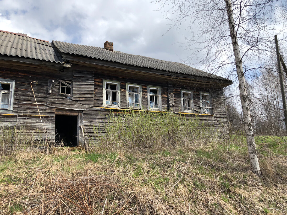 Правая часть заброшенного дома