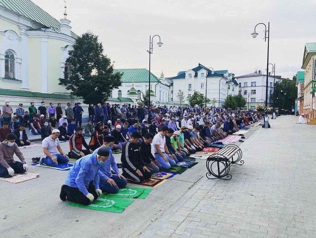 Казань байрам праздник. Галеевская мечеть Курбан байрам. Курбан байрам 2021 Зеленодольск. Курбан байрам Казань. Курбан-байрам в карани.