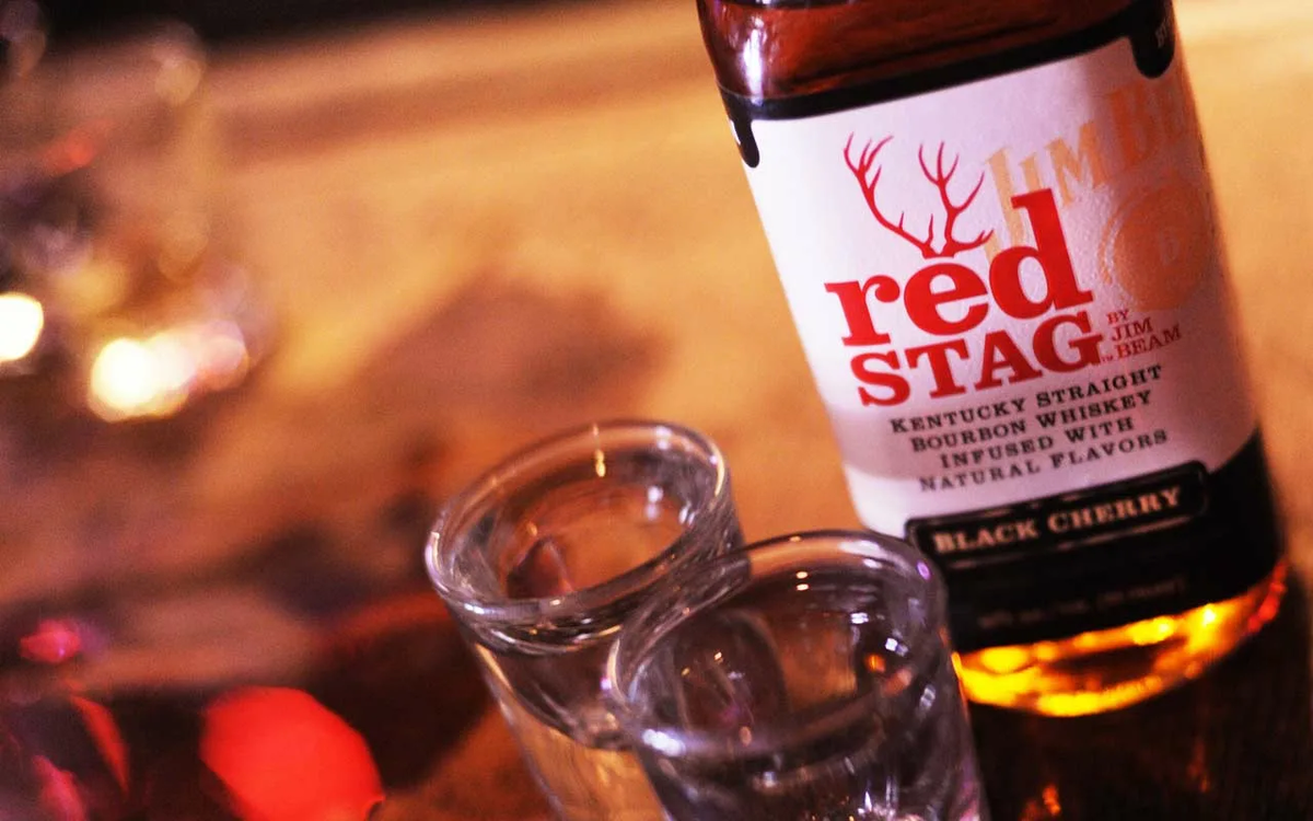 Виски jim beam red stag black cherry. Джим Бим ред стаг Блэк черри. Виски Джим Бим Рэд стаг Блэк черри. Ред стаг виски. Бурбон ред стаг Блэк черри.