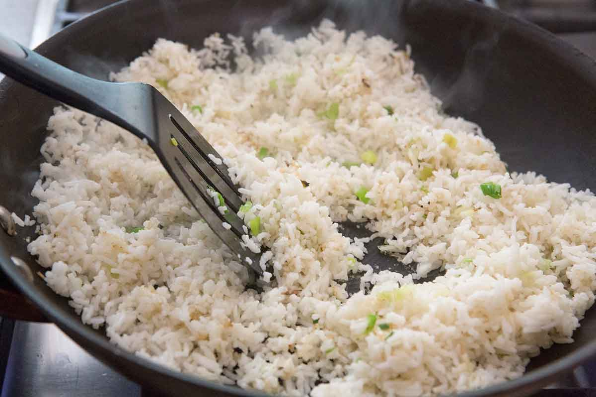 Простой рецепт риса на сковороде. Рис в сковородке. Рис на сковороде. Рис на сковороде рассыпчатый. Рис жареный на сковороде.