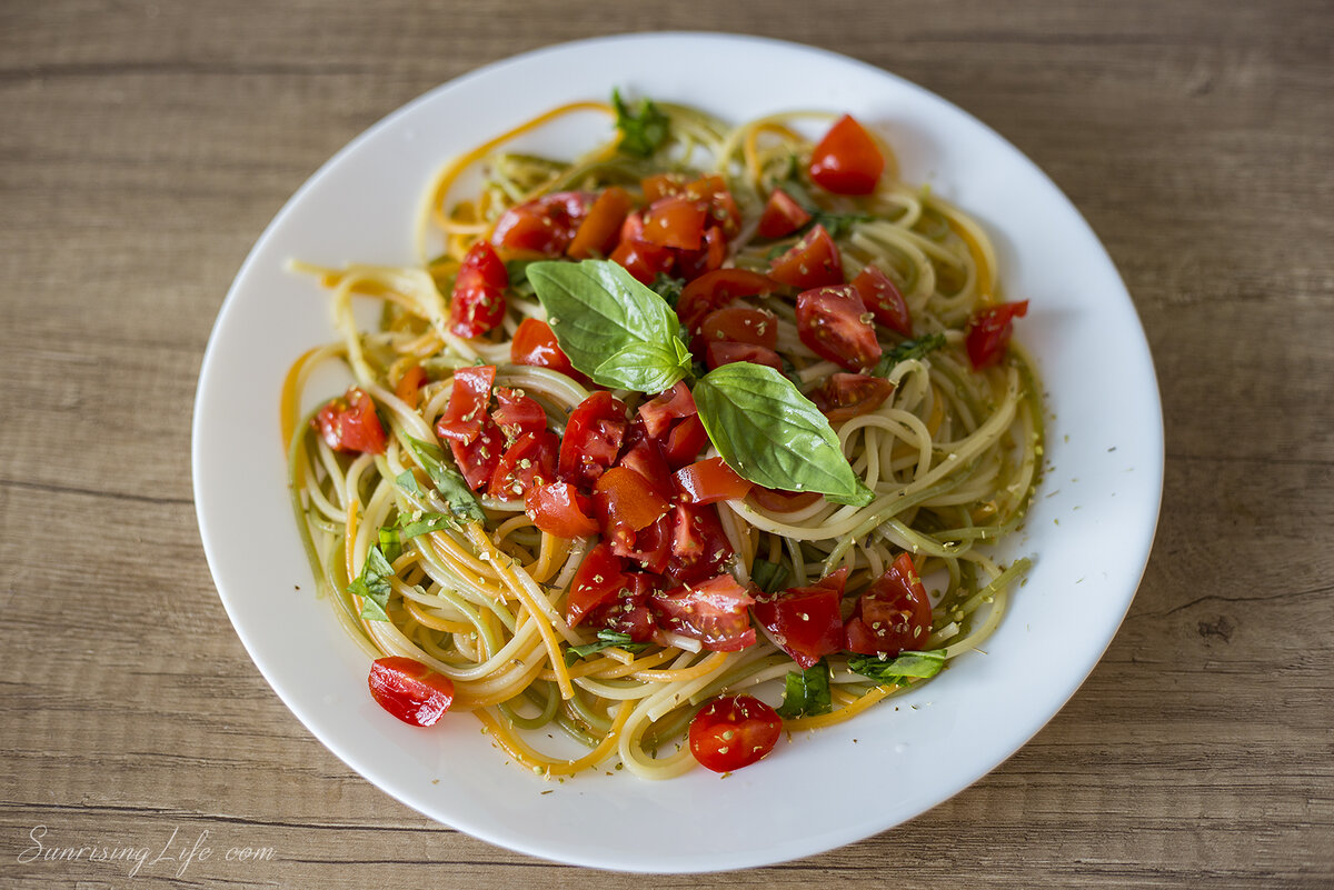 Спагетти с перцем. Паста с камамбером и черри. Паста с тунцом и помидорами. Спагетти с помидорами черри и зеленью. Макароны с каперсами.