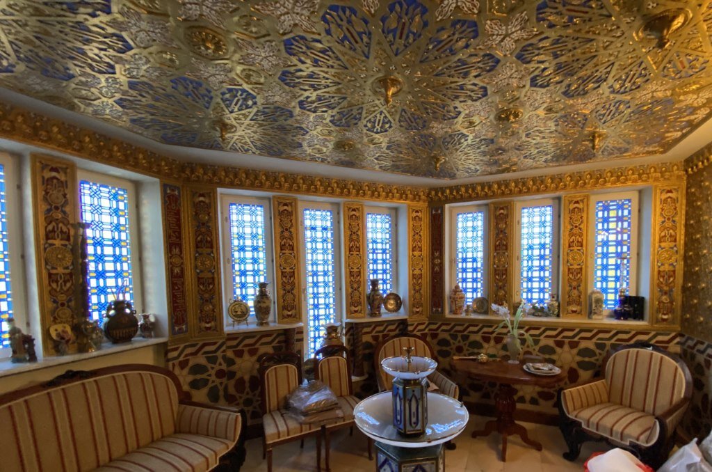 Чем больше золота, тем элитнее – восточная комната в сталинке. Фото: teletype.com