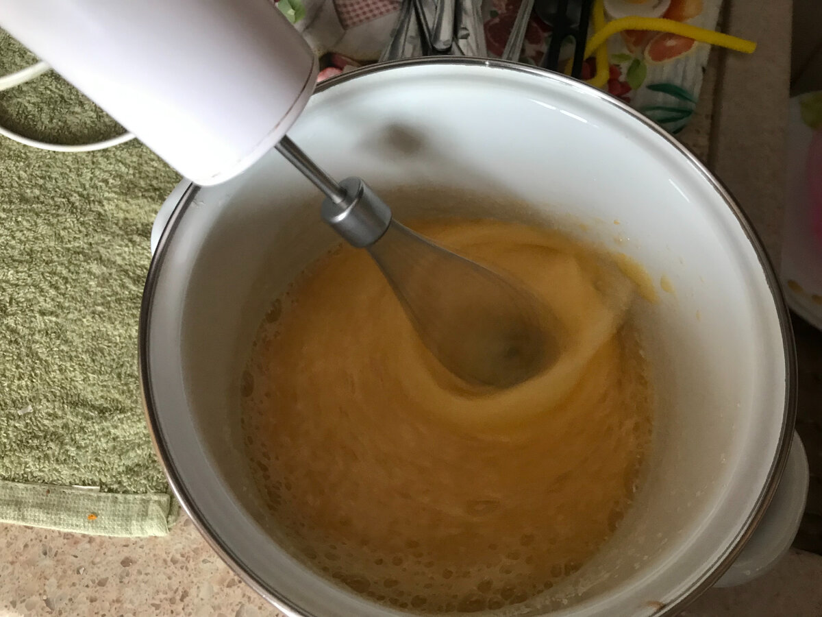 Взбиваем яйца и сахар до однородной массы