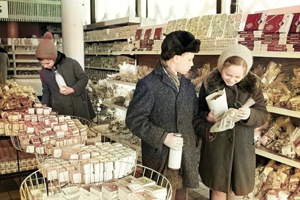 Дети покупают продукты в советском магазине. Фото: telegra.ph