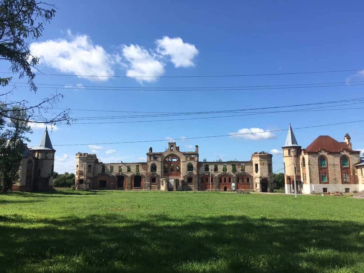 Композиция хозяйственных построек. Центр - конюшни; слева - флигель; справа - визит-центр.