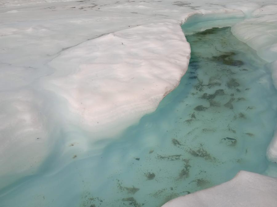 Вода ледяная прозрачная со всем ! Обувь промокла сразу.