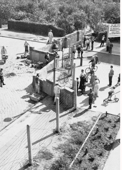 Строительство Берлинской стены / Фото взято из открытых источников