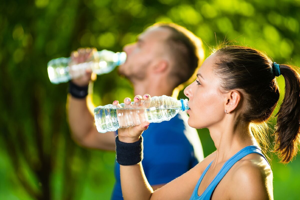 Спортсмен пьет воду