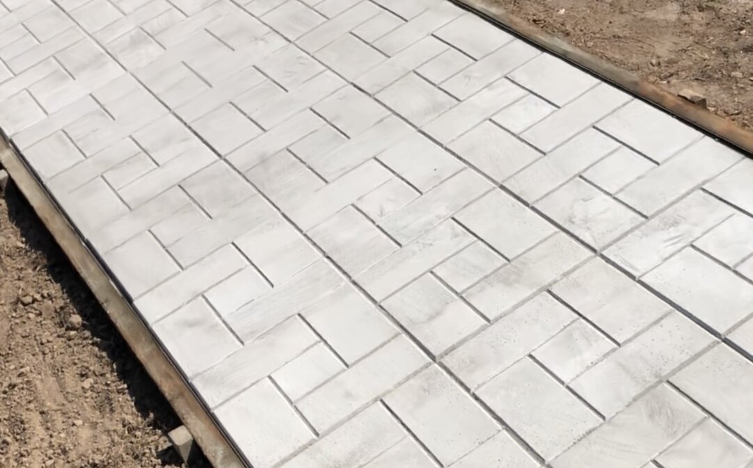 Рис. 1. Садовая дорожка из тротуарной плитки, собственного производства