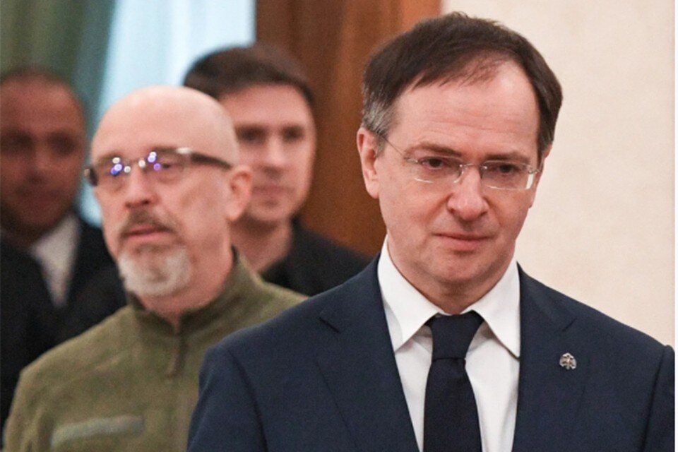     Российская делегация прибывает в Беловежскую пущу 2 марта 2022 года. Фото: Александр Кряжев/POOL/ТАСС.