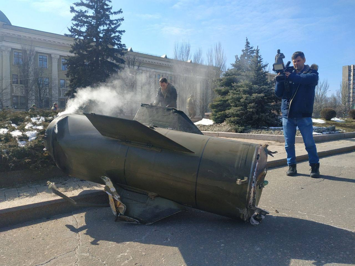 14.03.22 в русском городе Донецке от взрыва погибли 20 человек и ранены ещё 30. Многие стояли в очереди в банк, обменивая гривны на рубли.-2