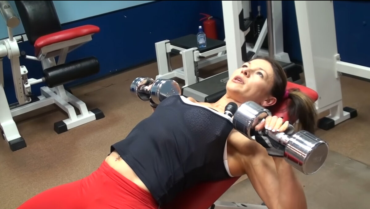 На фото - жим гантелей лежа